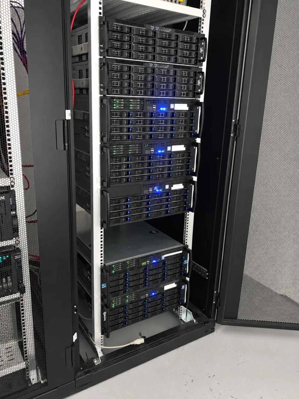 Baie informatique équipée et raccordée.