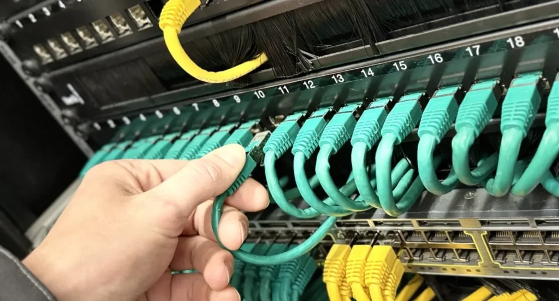 Brassage des liaisons réseau sur un panneau de connexion.