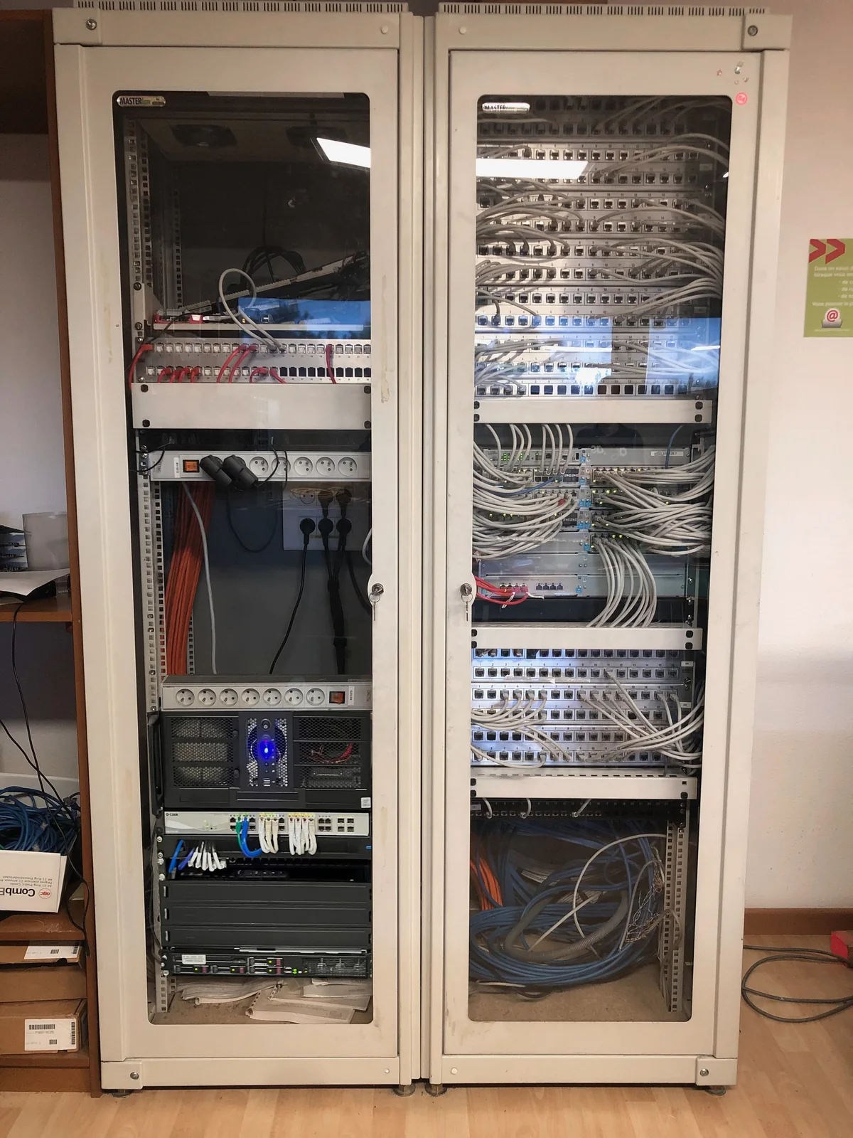 Baies informatiques avec serveurs et équipements réseau.